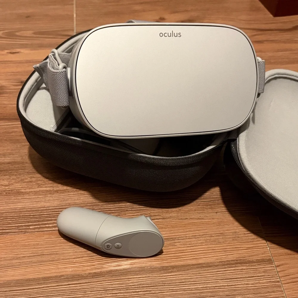 Oculus Gray Standalone VR Headset with Case